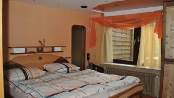 3 bedrooms, WiFi (free), bed sheets