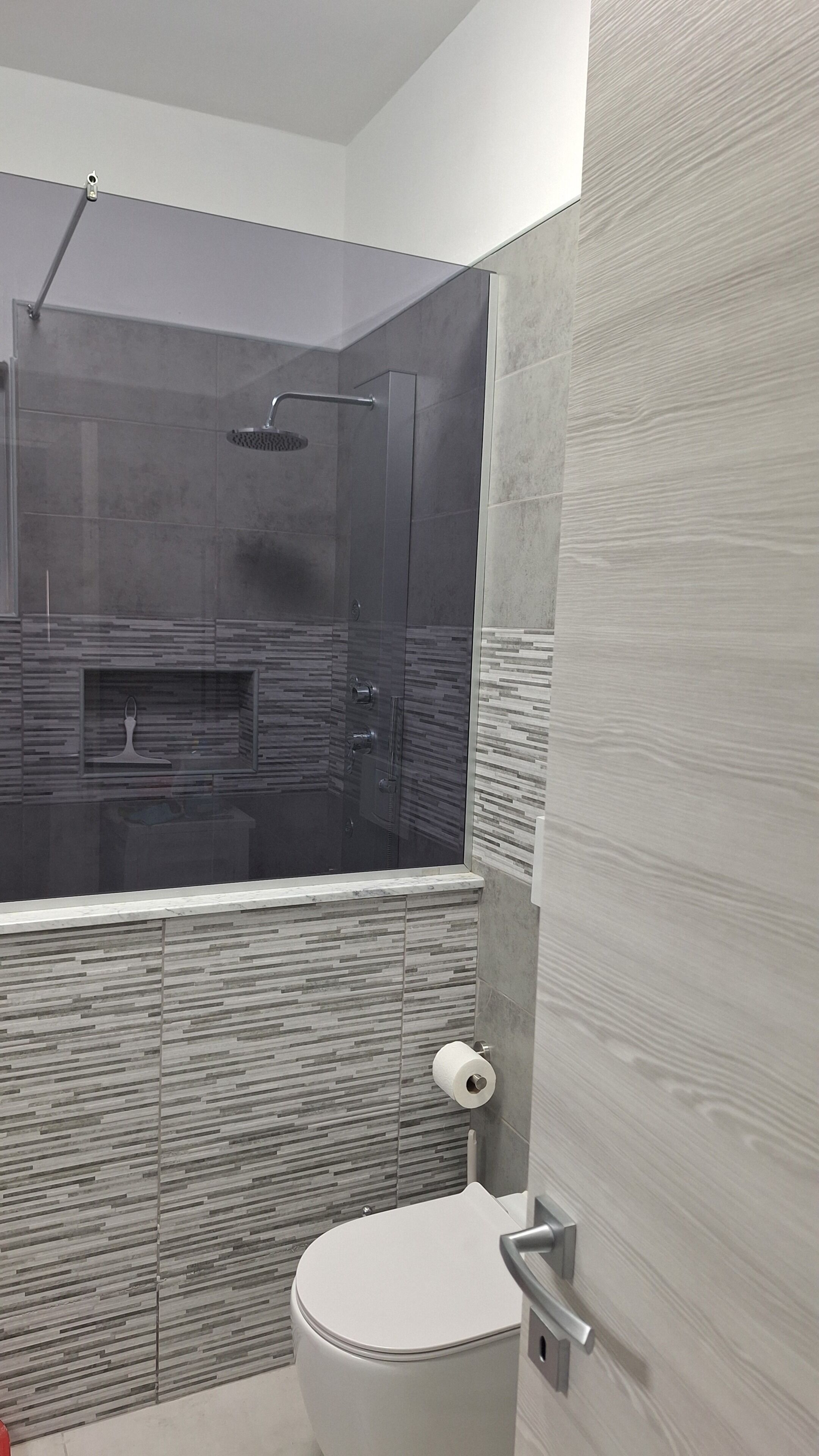 Een douche, een haardroger, een bidet, handdoeken
