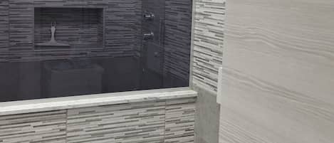 Regadera, secadora de cabello, bidet, toallas