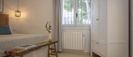 In-room safe, iron/ironing board