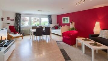 Smart-TV, Kamin, Bücher