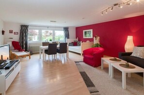 Smart-TV, Kamin, Bücher