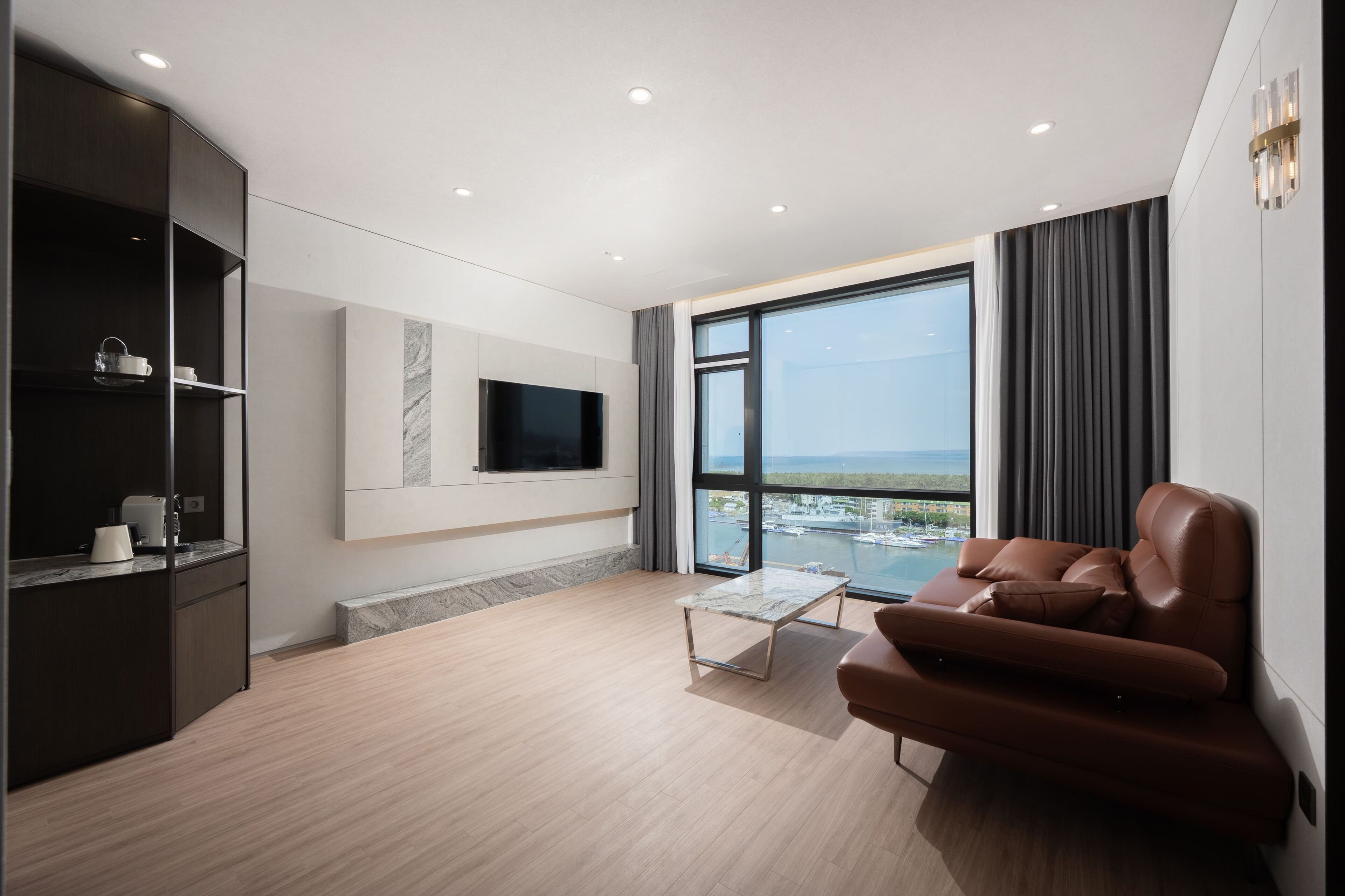 King Suite Room | Desk, WiFi (free), individually decorated, individually furnished