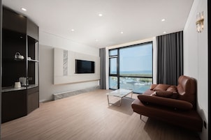 Escritorio, wifi gratis, decoración personalizada y muebles diferentes 