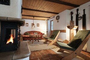 Ein gemütliches Zimmer mit Kamin, Holzmöbeln und einer entspannten Sitzecke.