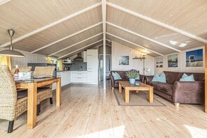 Ein Innenraum mit Essbereich, Sofa und Küche.