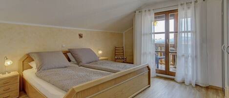 Iron/ironing board, free WiFi, bed sheets