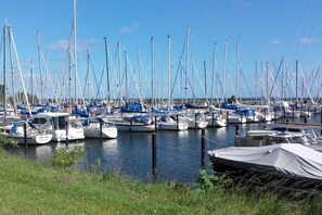 A marina with numerous sailboats docked in calm waters. - Holiday apartment with 2 bedrooms (Steinberg)