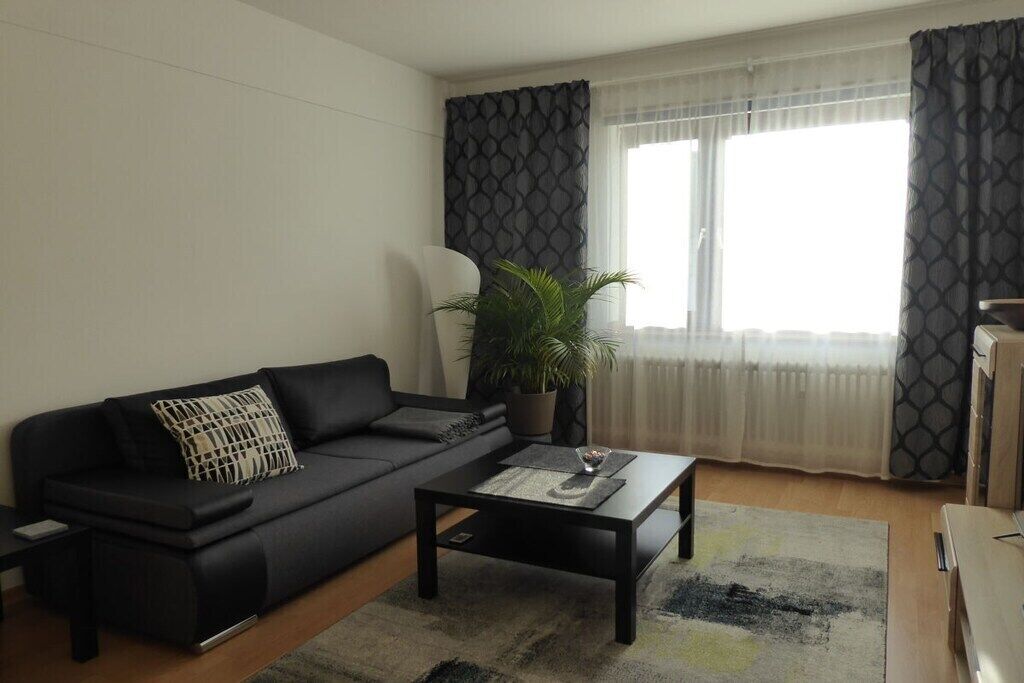 Smart-TV, DVD-Player, Bücher, Stereoanlage