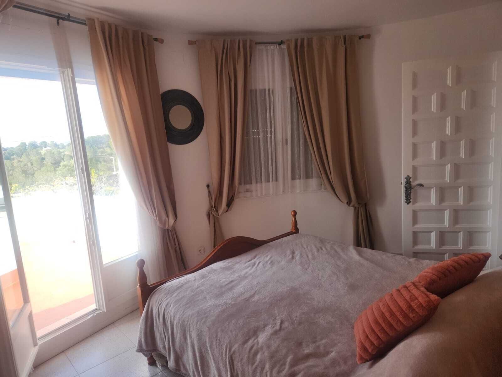 3 slaapkamers, een strijkplank/strijkijzer, wifi, beddengoed