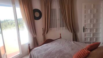 3 slaapkamers, een strijkplank/strijkijzer, wifi, beddengoed