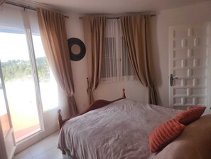 3 slaapkamers, een strijkplank/strijkijzer, wifi, beddengoed