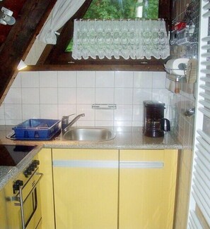 Fridge, oven, stovetop, coffee/tea maker - Holiday home in Kinding with swimming pool (Kinding)