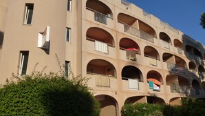 Unclassified image, 3 of 7, button - Studio with en suite bathroom in Hyères Port, sleeps 4, July 1–15, 2026. (Hyères)