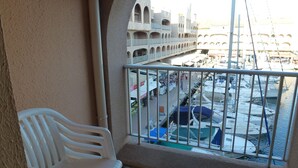 Unclassified image, 2 of 7, button - Studio with en suite bathroom in Hyères Port, sleeps 4, July 1–15, 2026. (Hyères)