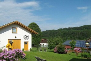 Ein Gebäude mit einer Löwenskulptur, einer Tür und einem Logo.