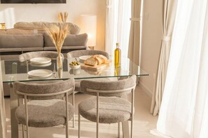 Dining - Terrace Penthouse Gargasole SX – Elegant 7th-Floor Retreat with Terrace in Bari (Bari)
