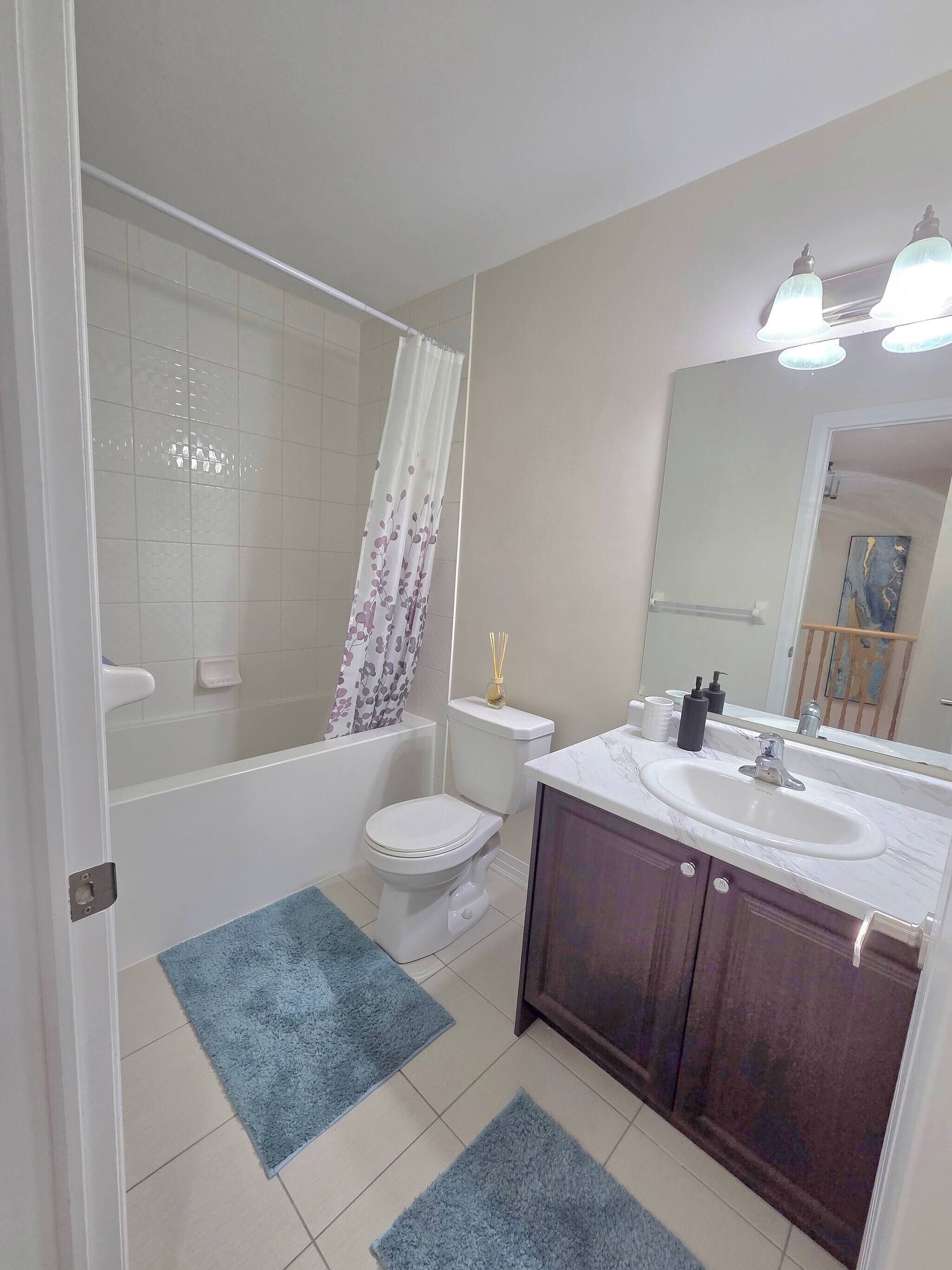 A bathroom with a toilet, bathtub, and sink.