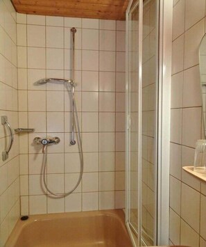 Suihku, hiustenkuivaaja