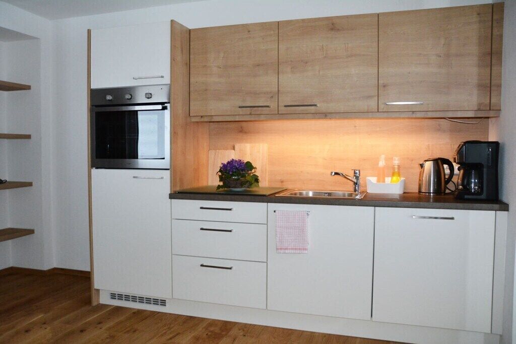 Wasserkocher mit Kaffee-/Teezubehör, Kühlschrank, Ofen, Herdplatte