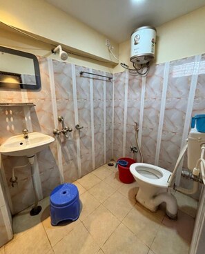 Shower, towels, soap, shampoo - Hotel Sagnik (Murshidabad)