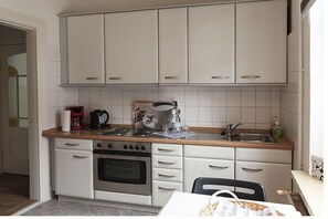 Fridge, microwave, oven, stovetop - Holiday apartment with 3 bedrooms (Flensburg)