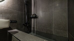 Chambre, vue ville | Salle de bain | Sèche-cheveux, serviettes fournies, shampoing