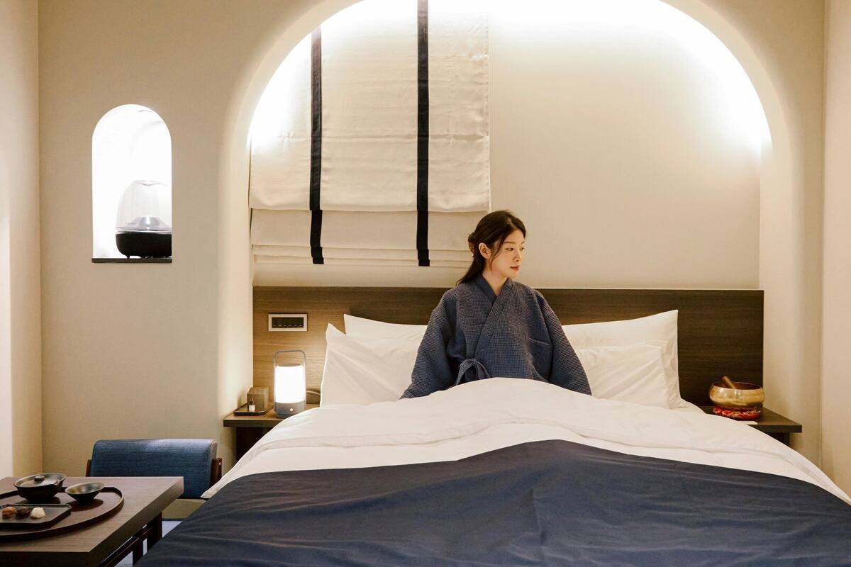 Ropa de cama de alta calidad, cortinas blackout y insonorización 