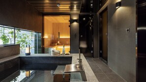 Ein modernes Badezimmer mit einer Glaskabinedusche, einem Holzbadezimmermöbel und einem großen Spiegel.