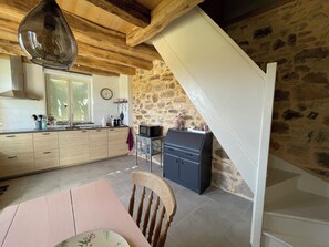 Private kitchen - Romantic countryside escape, 1 bed with heated pool & sunrise panoramic views (Grives)