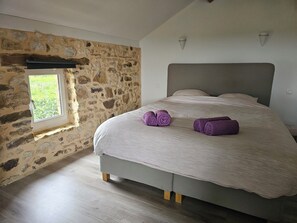 1 bedroom, iron/ironing board, WiFi, bed sheets - Romantic countryside escape, 1 bed with heated pool & sunrise panoramic views (Grives)