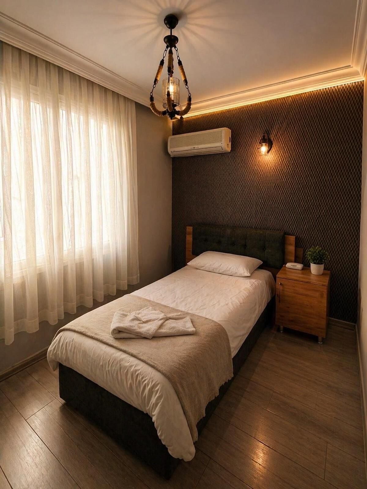 Escritorio, espacio para trabajar con laptop y ropa de cama 