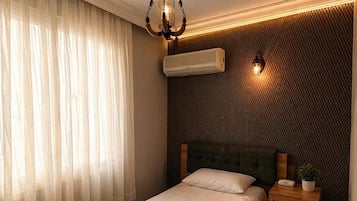 Escritorio, espacio para trabajar con laptop y ropa de cama