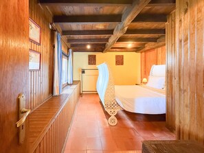 A narrow hallway leading to a bedroom with wooden walls and a bed. - Unique Beachfront Rustic House near Porto | Free Parking | Families & Friends (Apúlia)