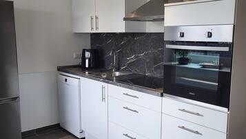 Wasserkocher mit Kaffee-/Teezubehör, Kühlschrank, Mikrowelle, Ofen