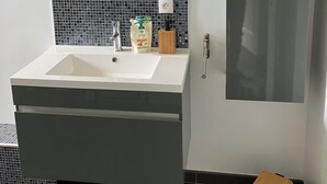 Een douche, zeep, toiletpapier