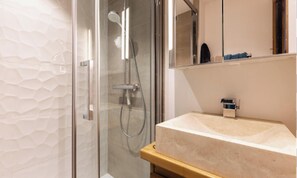 Dusche, Haartrockner, Handtücher, Toilettenpapier