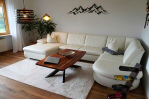 Smart TV, livros, aparelho de som