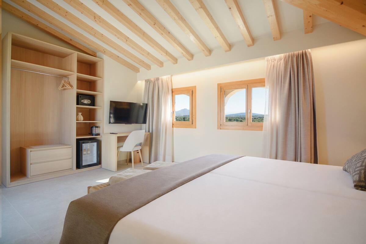 Premium bedding, down duvets, minibar, in-room safe