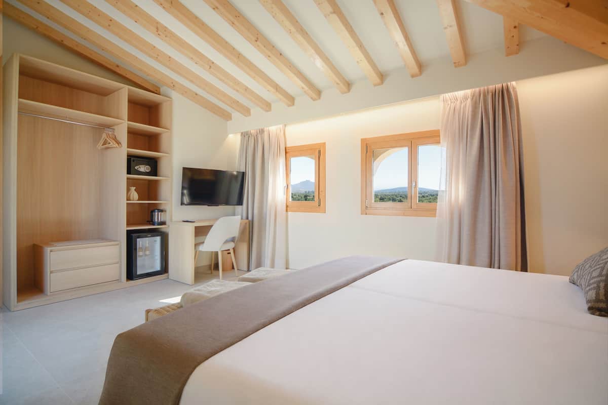 Superior Suite, Mountain View | In-room safe, desk, soundproofing, free WiFi