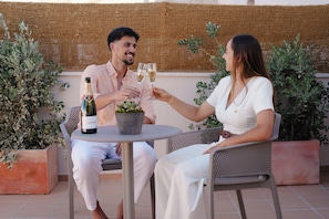 Suite superior, vista a la montaña | Restaurante al aire libre