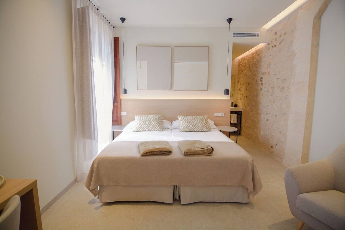 Premium bedding, down duvets, minibar, in-room safe