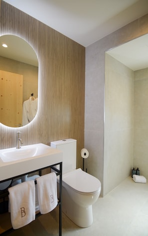 Suite superior, vista a la montaña | Baño | Regadera, secadora de cabello, toallas, jabón 