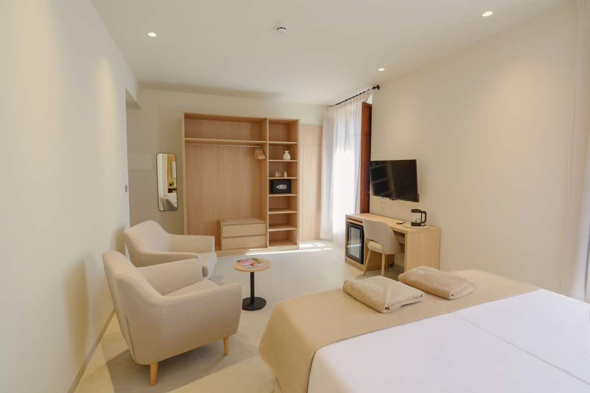 Superior Double Room, City View | In-room safe, desk, soundproofing, free WiFi