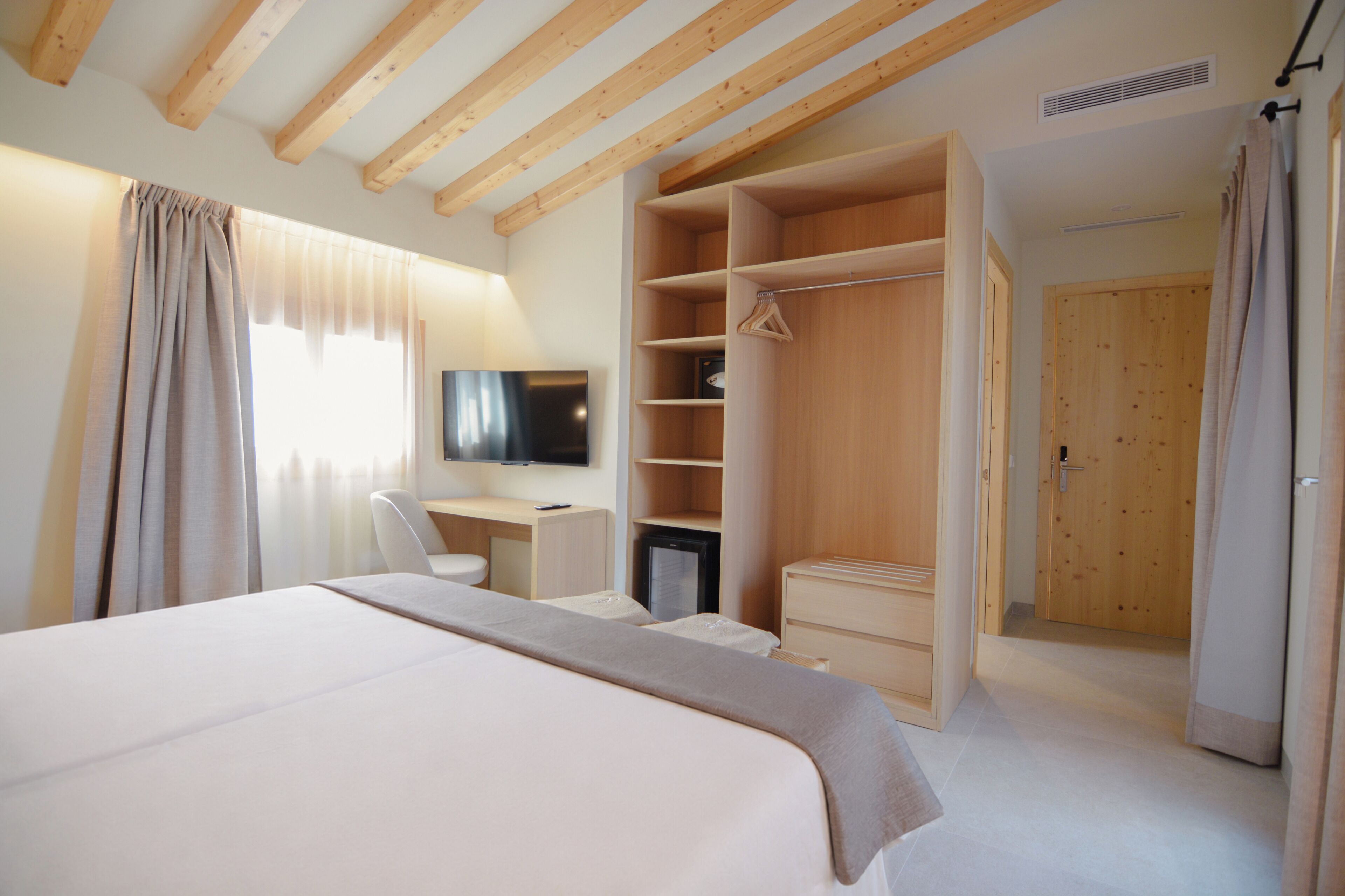 Suite Standard, vue montagne | Coffres-forts dans les chambres, bureau, chambres insonorisées