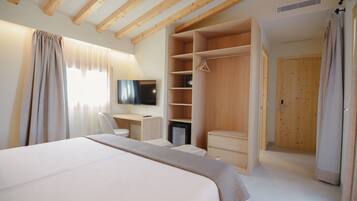 Suite Standard, vue montagne | Coffres-forts dans les chambres, bureau, chambres insonorisées