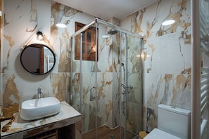 Dusche, Haartrockner, Handtücher, Seife