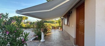 Garden Cottage with a fireplace in the garden of a villa with a pool, 5 minutes from the beach