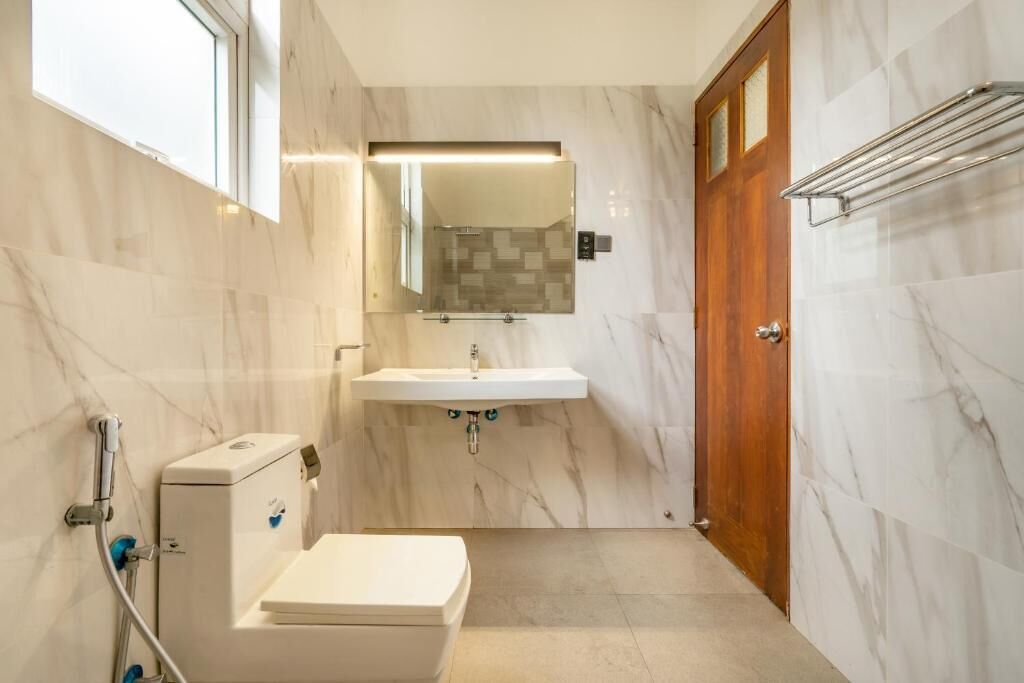 Double Room, Balcony, City View | Bathroom | Shower, hair dryer, towels, shampoo