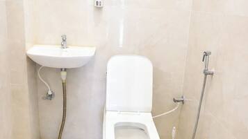 Tweepersoonskamer | Badkamer | Een douche, pantoffels, zeep, shampoo